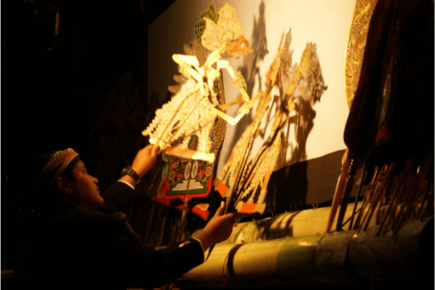 Siapa yang Mengendalikan Wayang